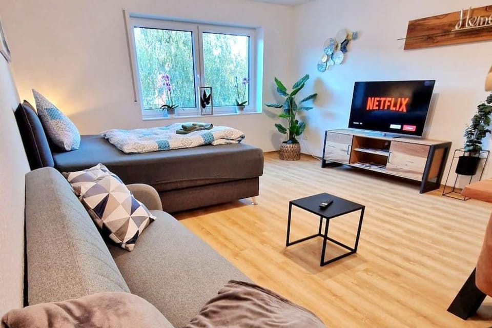 TV and multimedia, Living room, Seating area, Evening entertainment