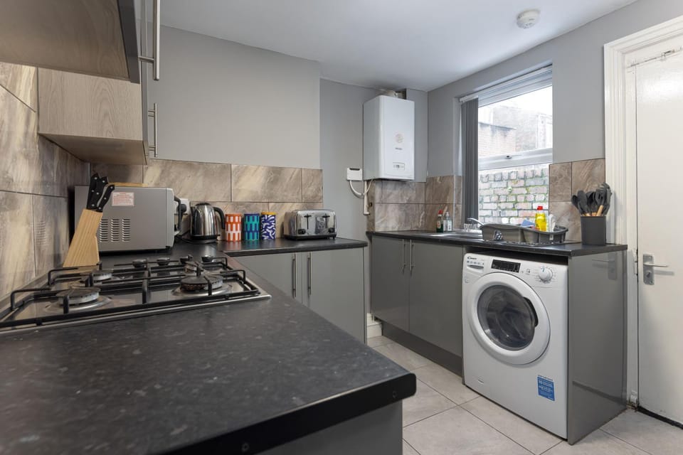 Kitchen or kitchenette, minibar, stove, toaster, washing machine