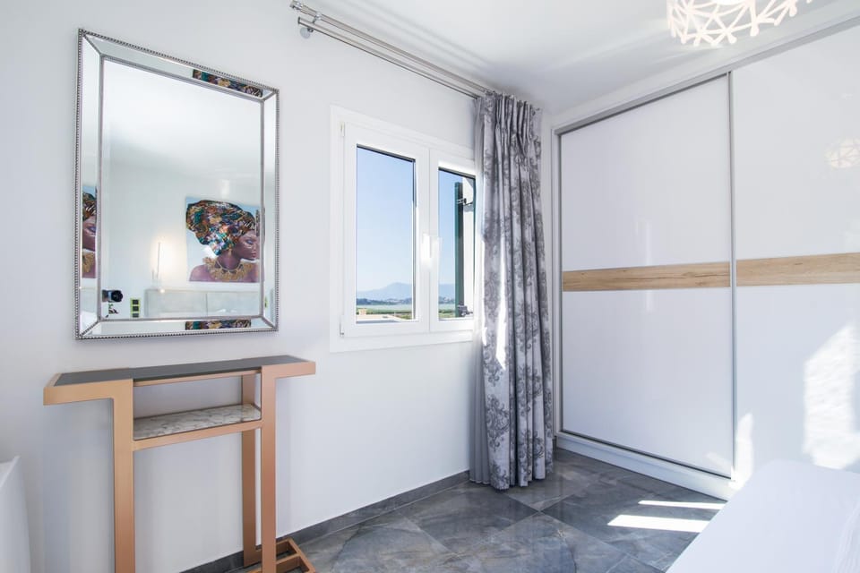 Photo of the whole room, Bedroom, wardrobe
