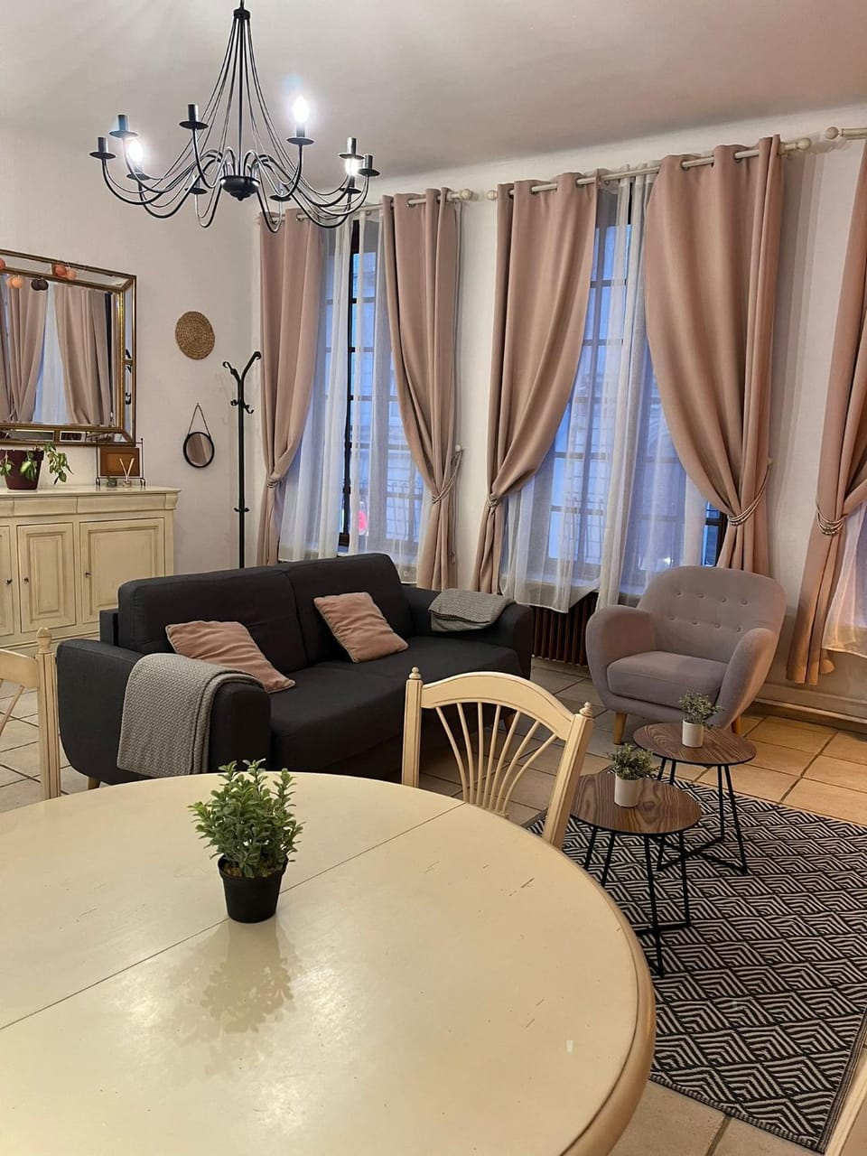 Seating area, Dining area