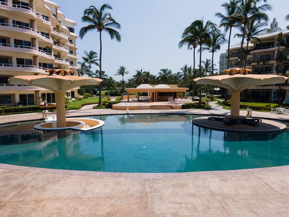 Property building, Day, Pool view, Swimming pool