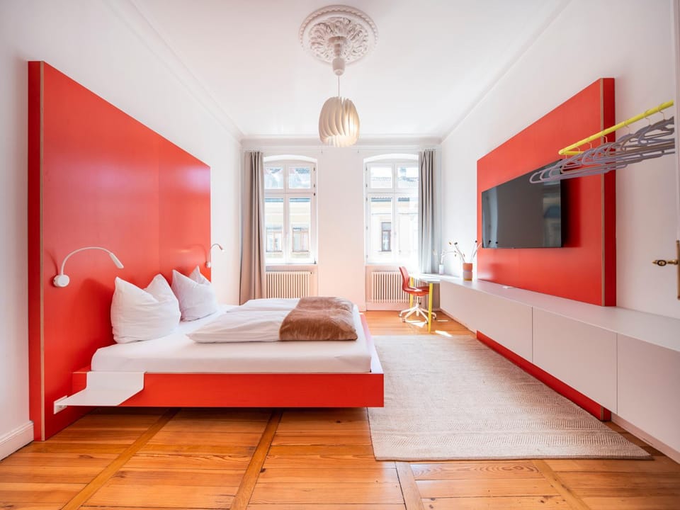 Bed, TV and multimedia, Photo of the whole room, Seating area, Bedroom