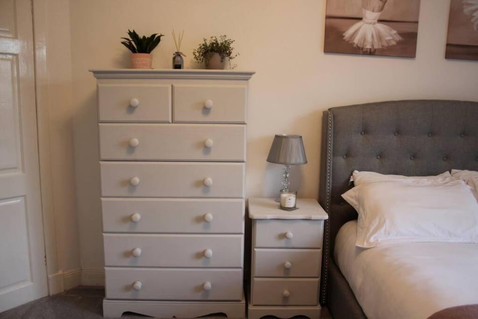 Amazing 2-Bed Home w/ Private Garden Free Parking Apartment in Glasgow