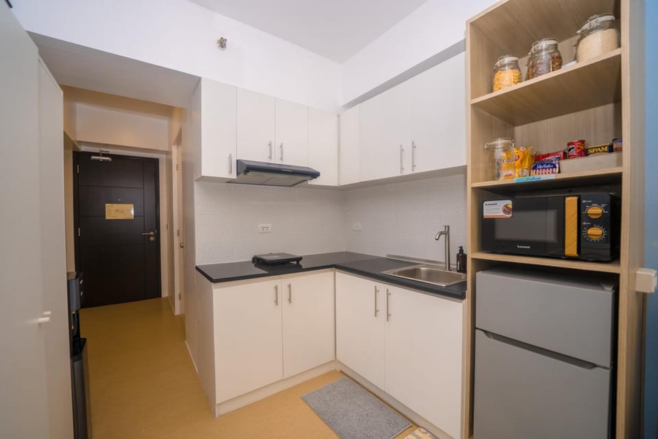 Kitchen or kitchenette, minibar, oven, stove