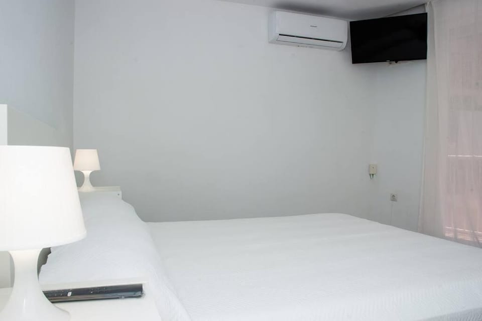 Bed, TV and multimedia, Photo of the whole room, Bedroom, air conditioner