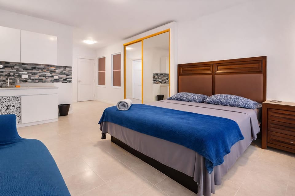 Bed, Photo of the whole room, Bedroom, internet, towels, wardrobe, kitchen, air conditioner