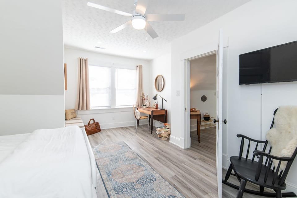 Communal lounge/ TV room, Bed, TV and multimedia, Living room, Photo of the whole room, Seating area, Evening entertainment, Bedroom, fireplace