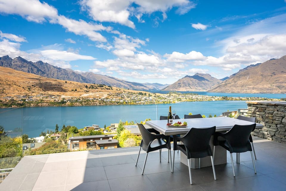 Alpine Edge Villa- AC- Free Parking- Hot Tub- BBQ Villa in Queenstown
