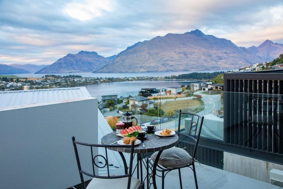 Alpine Edge Villa- AC- Free Parking- Hot Tub- BBQ Villa in Queenstown