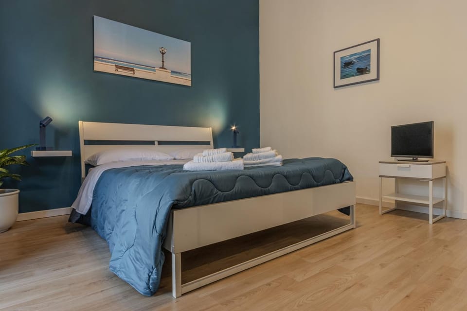 Bed, TV and multimedia, Photo of the whole room, Bedroom, hair dresser, towels