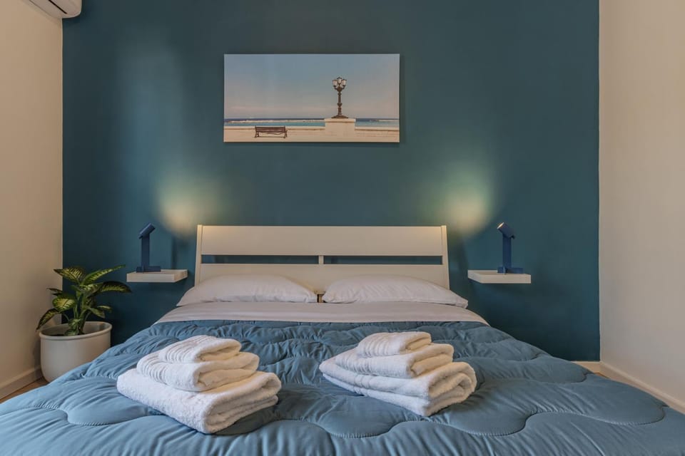 Bed, Bedroom, towels