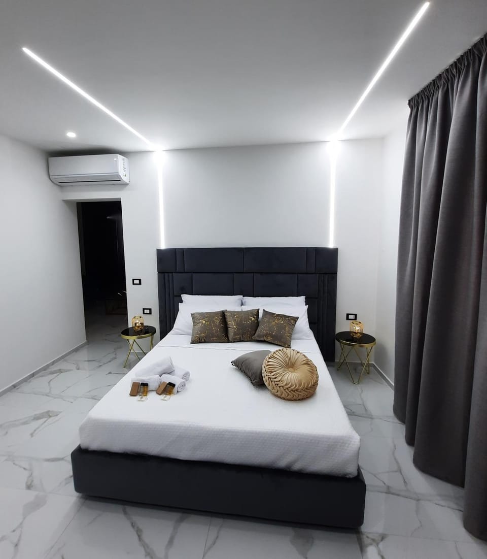 Bed, Photo of the whole room, Bedroom, towels, air conditioner