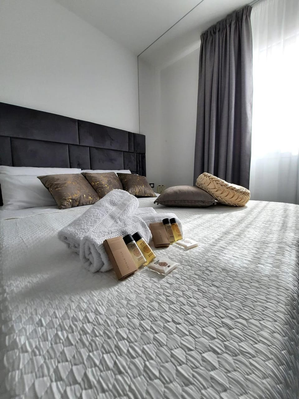 Bed, Bedroom, towels