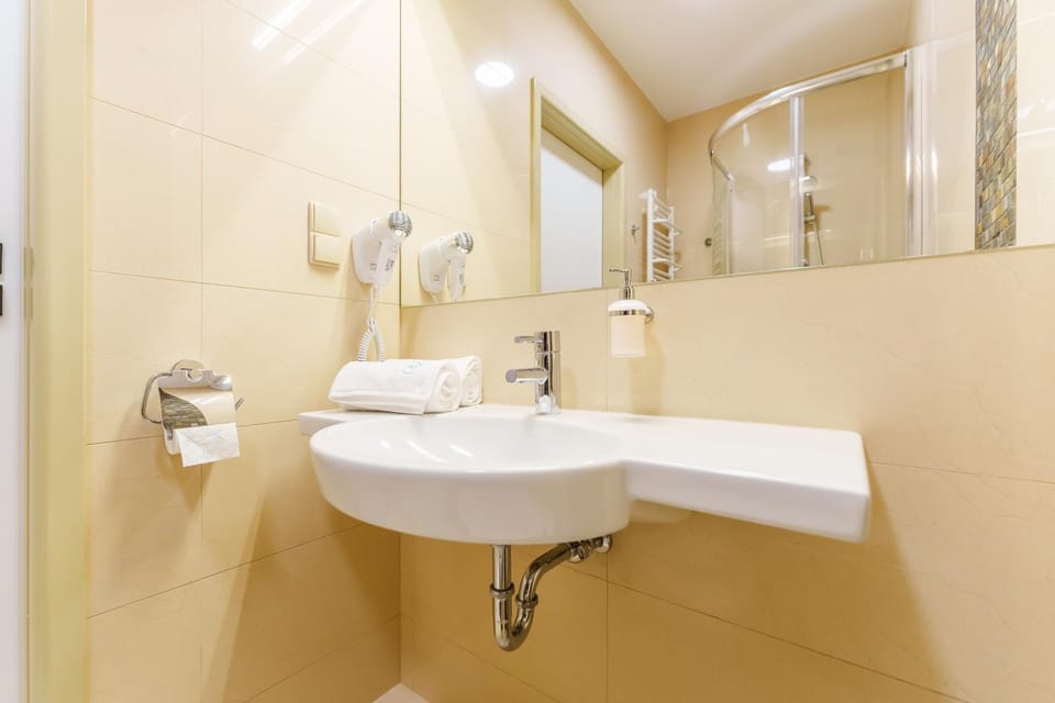 Shower, Bathroom, towels