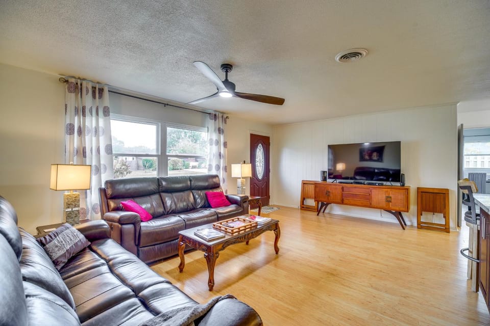Centrally Located Merritt Island Home: Pool, Porch House in Merritt Island