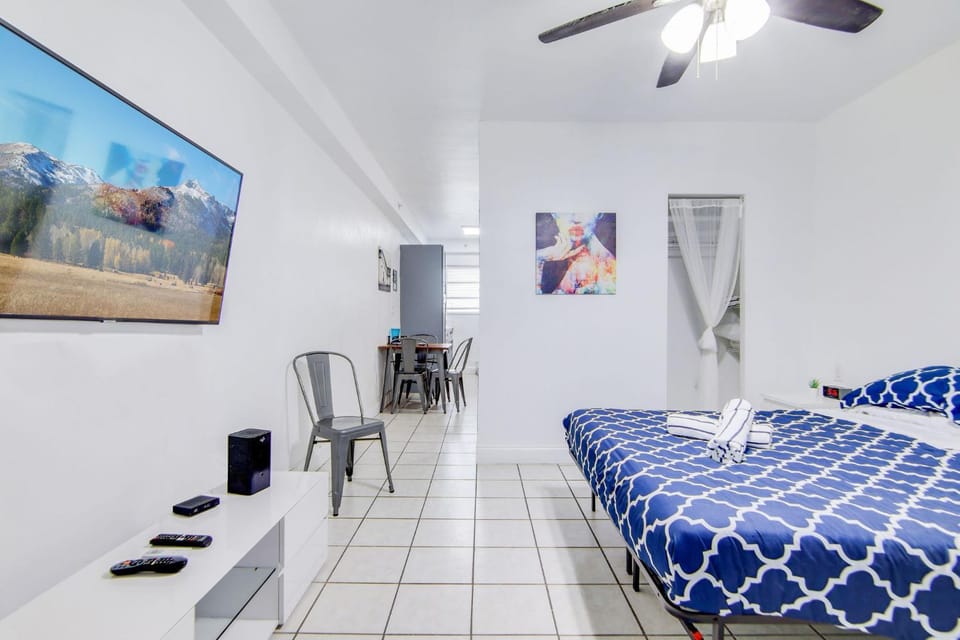 Steps 2 Beach, Prime Ocean Dr Condo w/2 Queen Beds Apartment in Flamingo Lummus