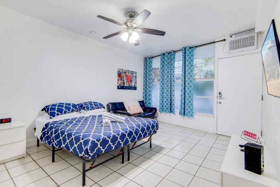 Steps 2 Beach, Prime Ocean Dr Condo w/2 Queen Beds Apartment in Flamingo Lummus