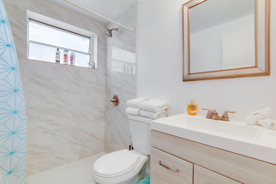 Steps 2 Beach, Prime Ocean Dr Condo w/2 Queen Beds Apartment in Flamingo Lummus
