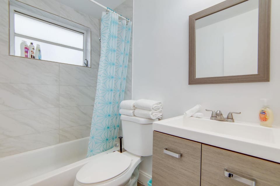 Private Ocean Dr Apt w/2 Queen Beds, Steps 2 Beach Apartment in Flamingo Lummus