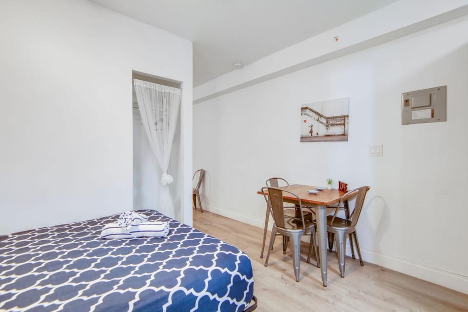 Private Ocean Dr Apt w/2 Queen Beds, Steps 2 Beach Apartment in Flamingo Lummus