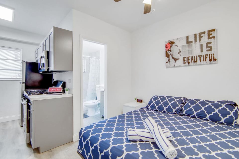 Private Ocean Dr Apt w/2 Queen Beds, Steps 2 Beach Apartment in Flamingo Lummus
