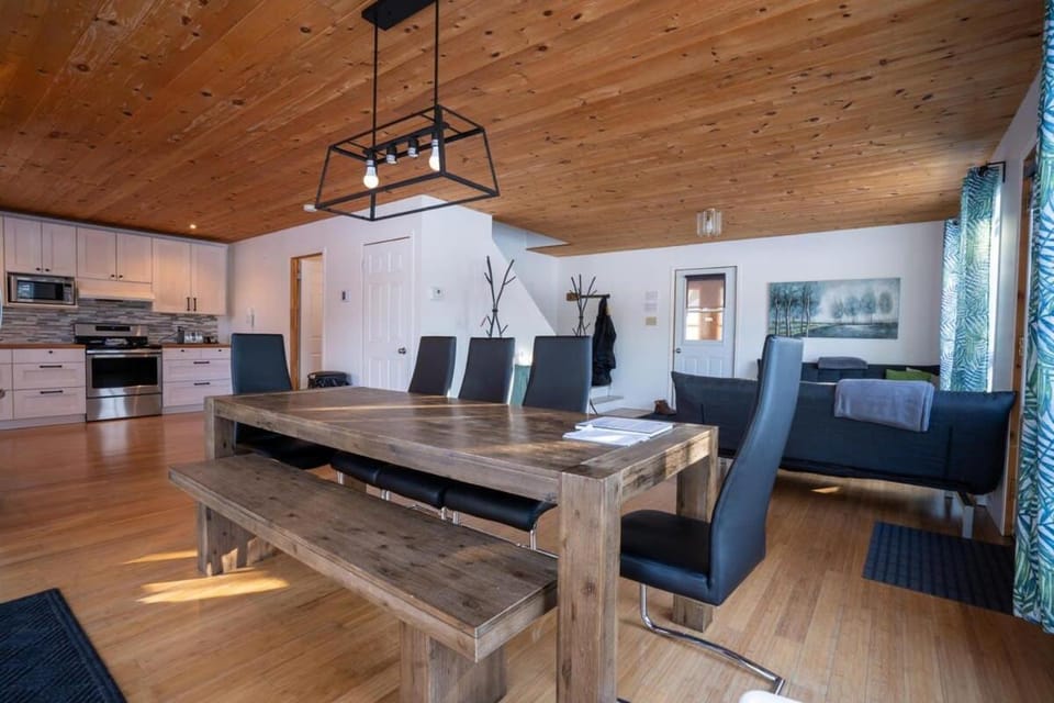 Lake front in the woods Newly furnished Chalet in Saint-Alexis-des-Monts