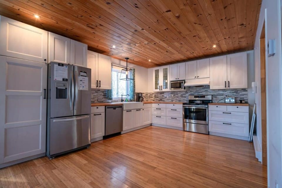 Lake front in the woods Newly furnished Chalet in Saint-Alexis-des-Monts