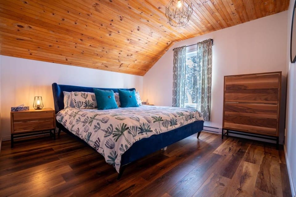 Lake front in the woods Newly furnished Chalet in Saint-Alexis-des-Monts