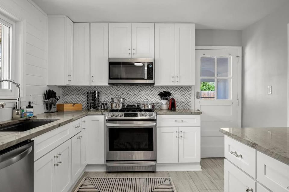 Xcape to a Tranquil 4 Bedroom Retreat Apartment in Alexandria