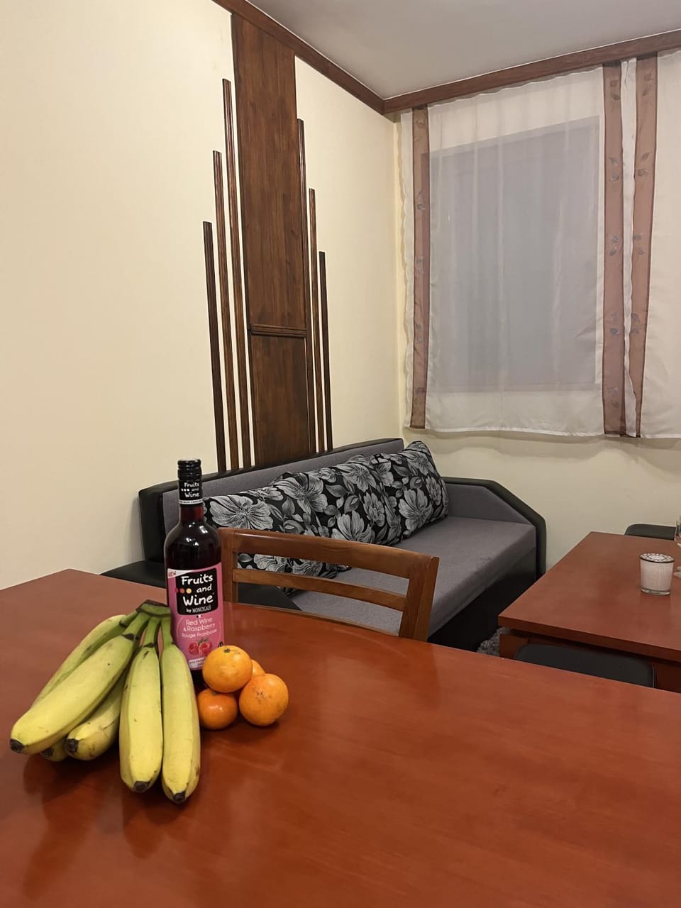 Living room, Food and drinks, Seating area, Dining area, Food