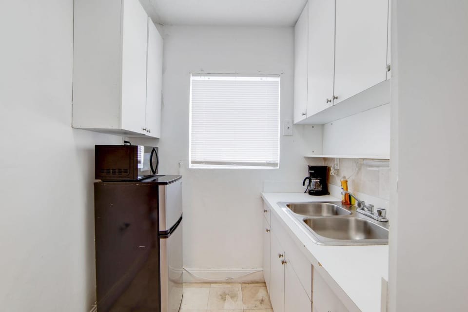 Stylish Ocean Dr Apt w/ 2 Queen Beds, Across Beach Apartment in Flamingo Lummus