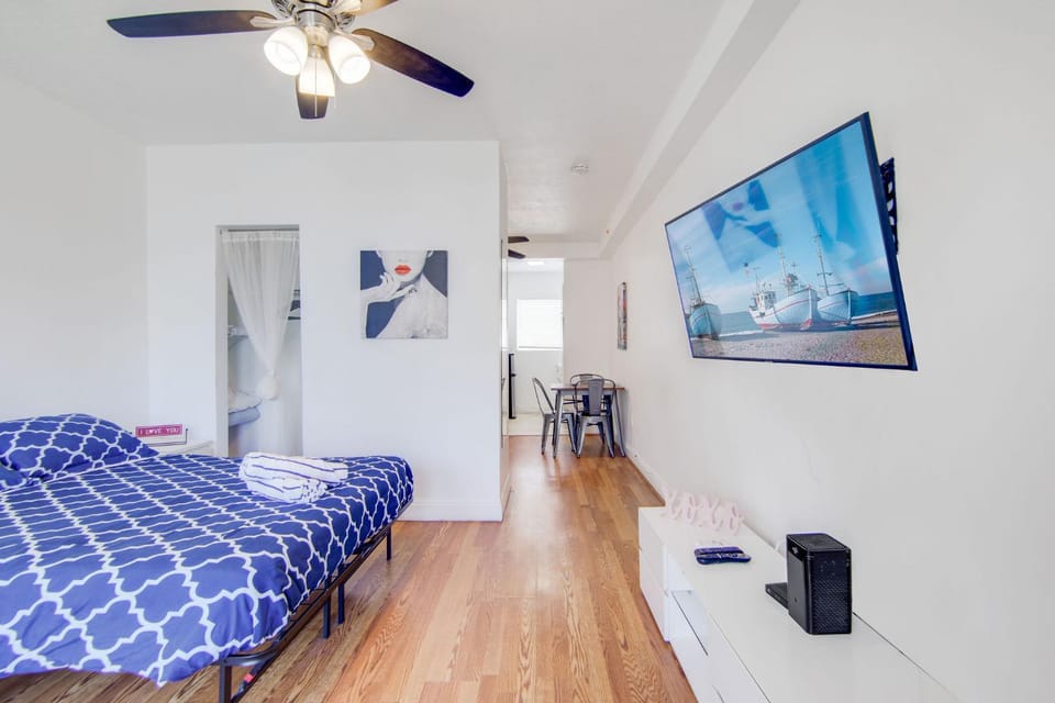 Stylish Ocean Dr Apt w/ 2 Queen Beds, Across Beach Apartment in Flamingo Lummus