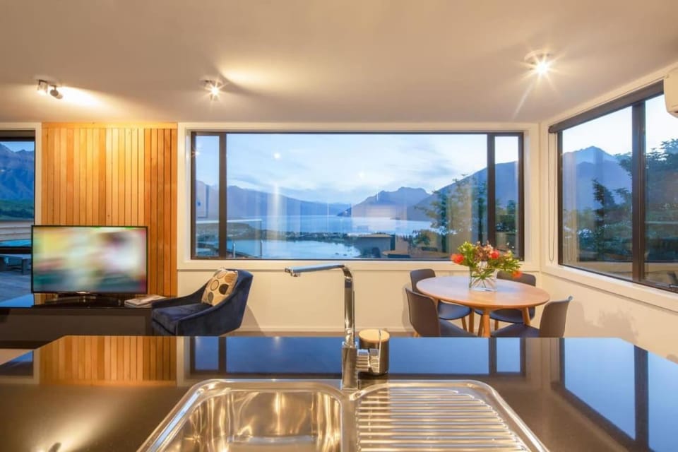 Highlands Apt- Lake Views- Free Parking- AC- BBQ Apartment in Queenstown
