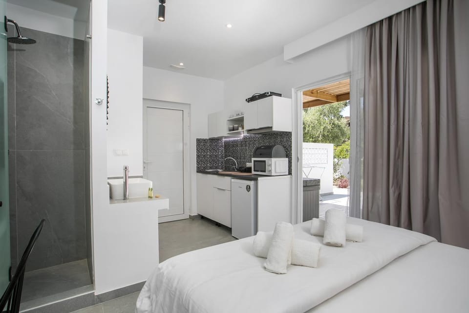 Bed, Kitchen or kitchenette, Photo of the whole room, Bedroom