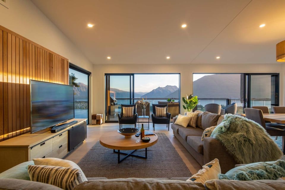Highlands House- Lake Views- Free Parking- AC- BBQ House in Queenstown
