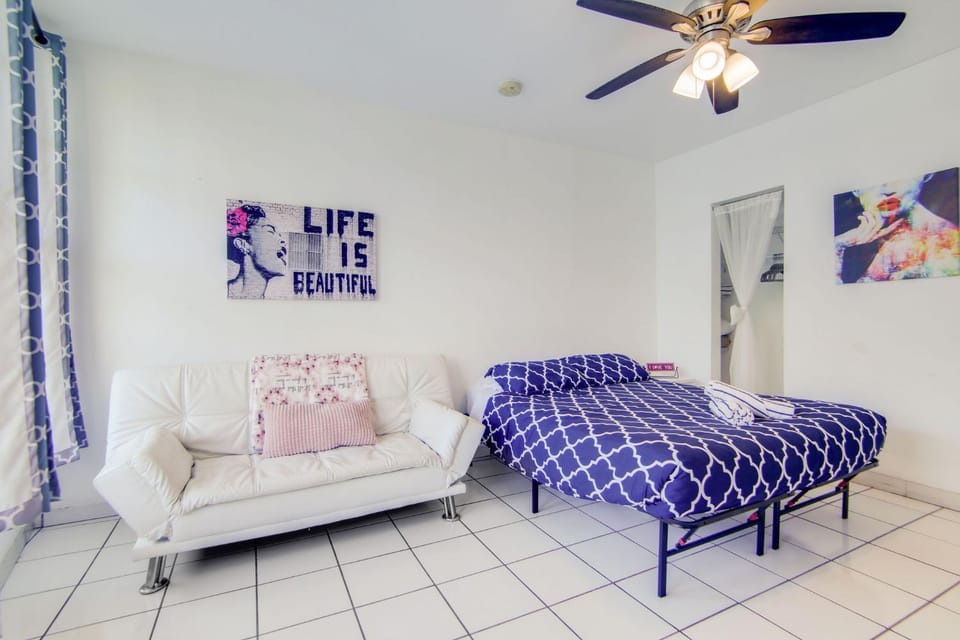 Sunny Ocean Dr Condo, w/2 Queen Beds, South Beach Apartment in Flamingo Lummus