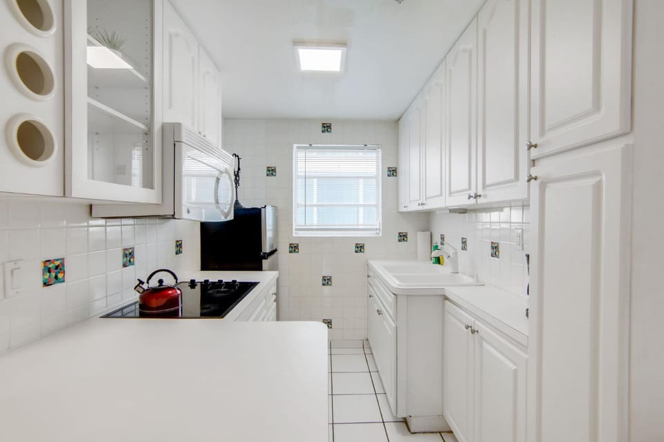Sunny Ocean Dr Condo, w/2 Queen Beds, South Beach Apartment in Flamingo Lummus