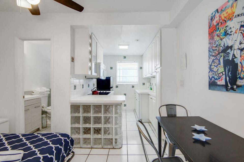 Sunny Ocean Dr Condo, w/2 Queen Beds, South Beach Apartment in Flamingo Lummus