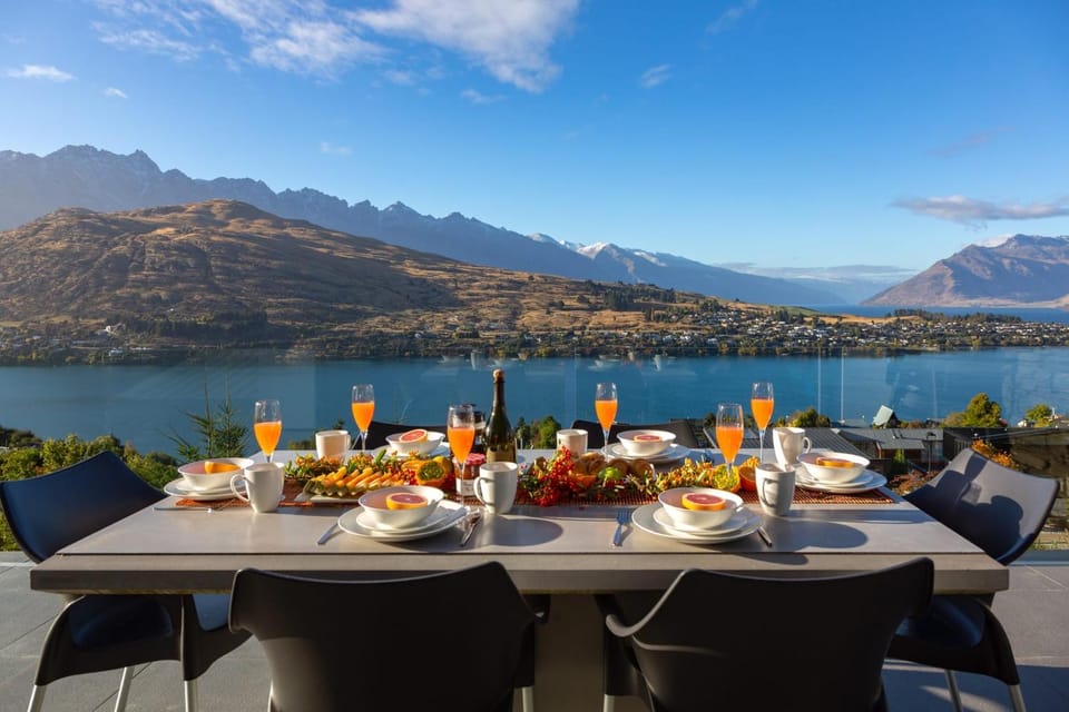 Aurora Lodge- AC- Free Parking- Hot Tub- BBQ Villa in Queenstown