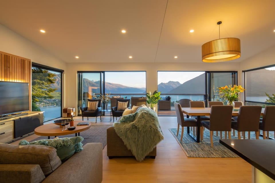 Highlands Lodge- Free Parking- BBQ- AC- Lake Views House in Queenstown