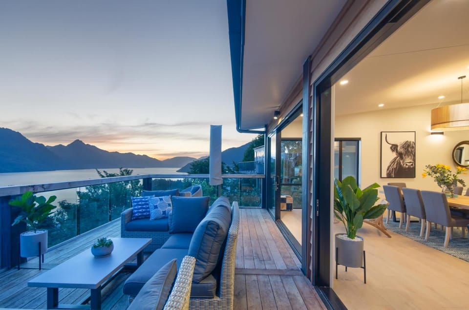 Highlands Lodge- Free Parking- BBQ- AC- Lake Views House in Queenstown