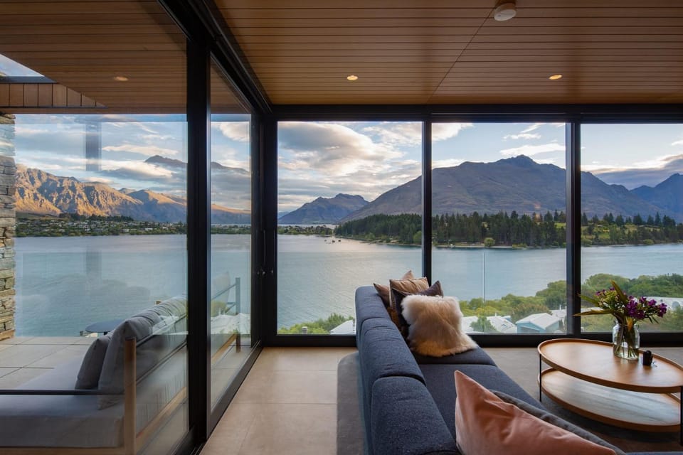 Lakehouse 2- Free Parking- Walk To Town- Air Con Villa in Queenstown