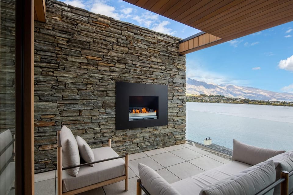 Lakehouse 2- Free Parking- Walk To Town- Air Con Villa in Queenstown