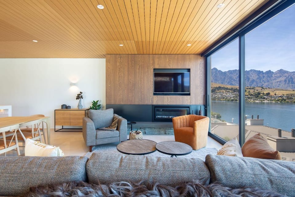 Lakehouse 3- Free Parking- Walk To Town- Air Con Villa in Queenstown