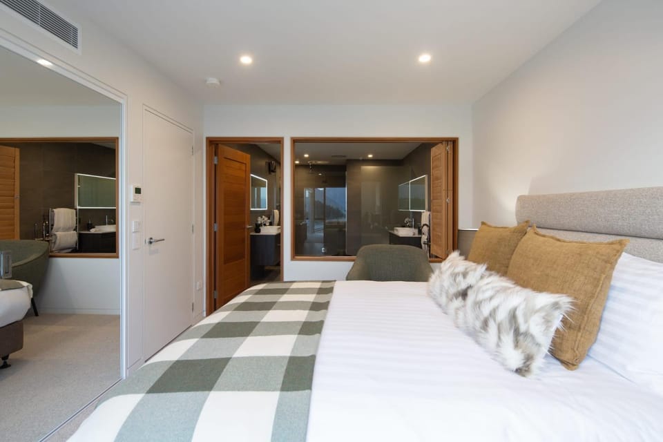 Lakehouse 3- Free Parking- Walk To Town- Air Con Villa in Queenstown
