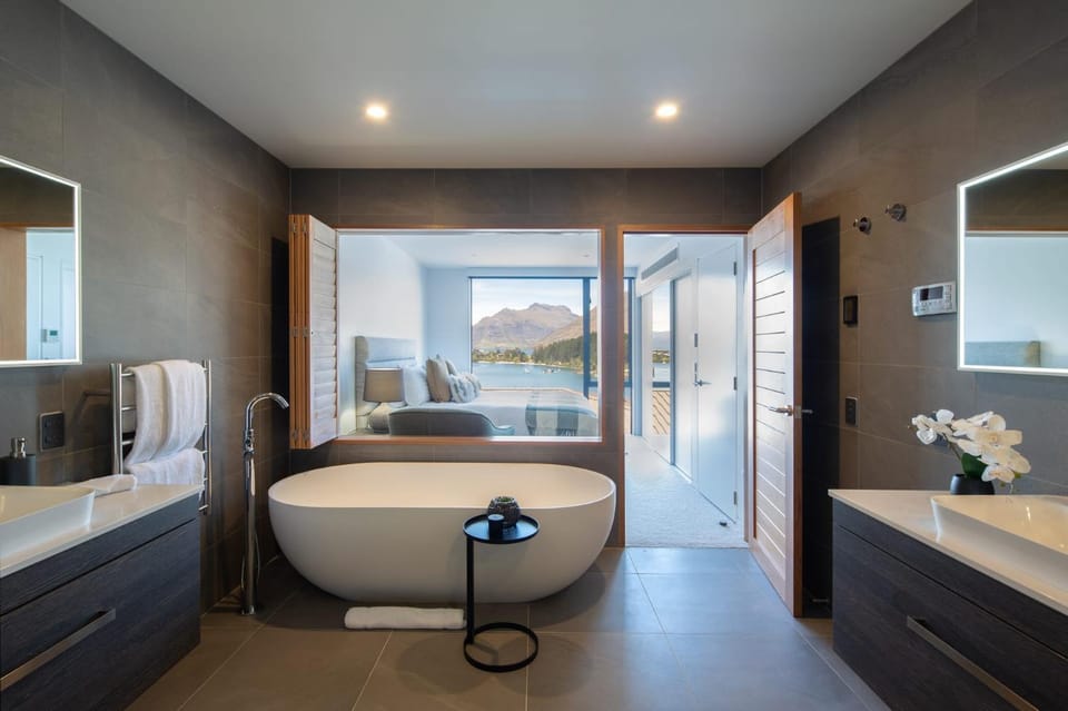Lakehouse 3- Free Parking- Walk To Town- Air Con Villa in Queenstown