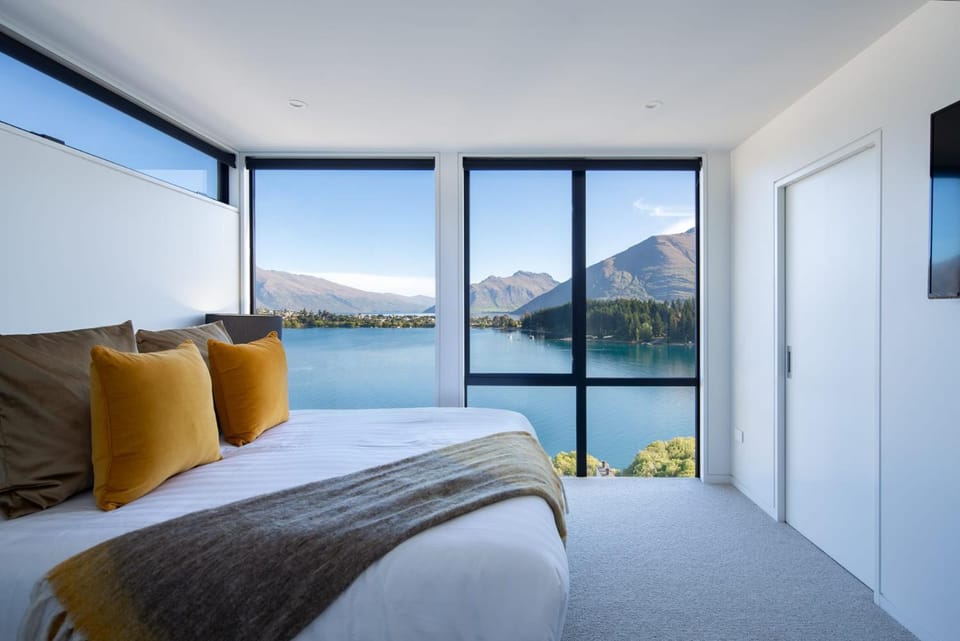 Lakehouse 4- Free Parking- Walk To Town- Air Con Villa in Queenstown