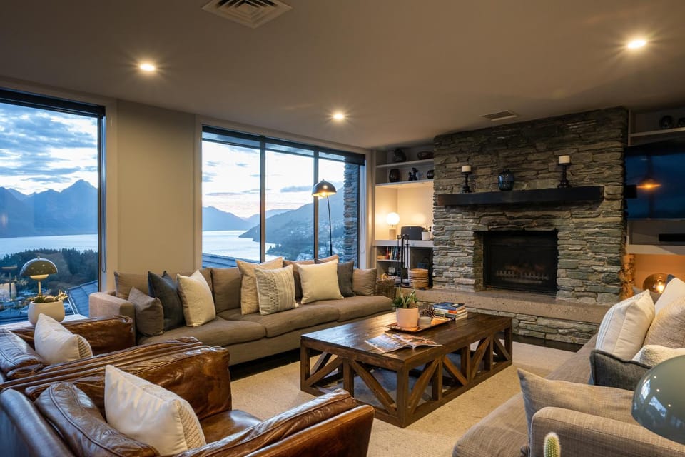 Limerick- Fire Place- Lake Views- BBQ- AC Villa in Queenstown