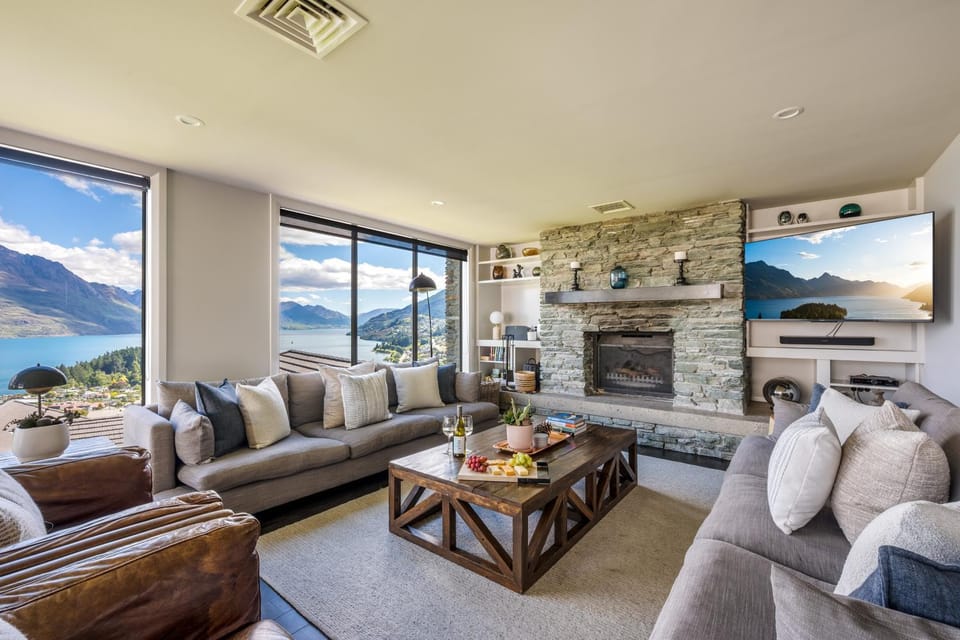 Limerick- Fire Place- Lake Views- BBQ- AC Villa in Queenstown