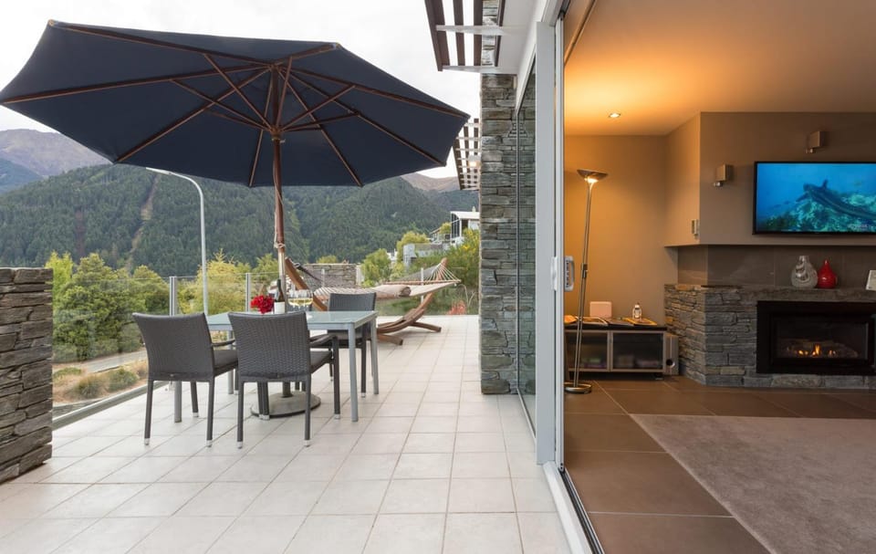 Luxury on Belfast- Free Parking- Gas Fire- BBQ- AC Apartment in Queenstown
